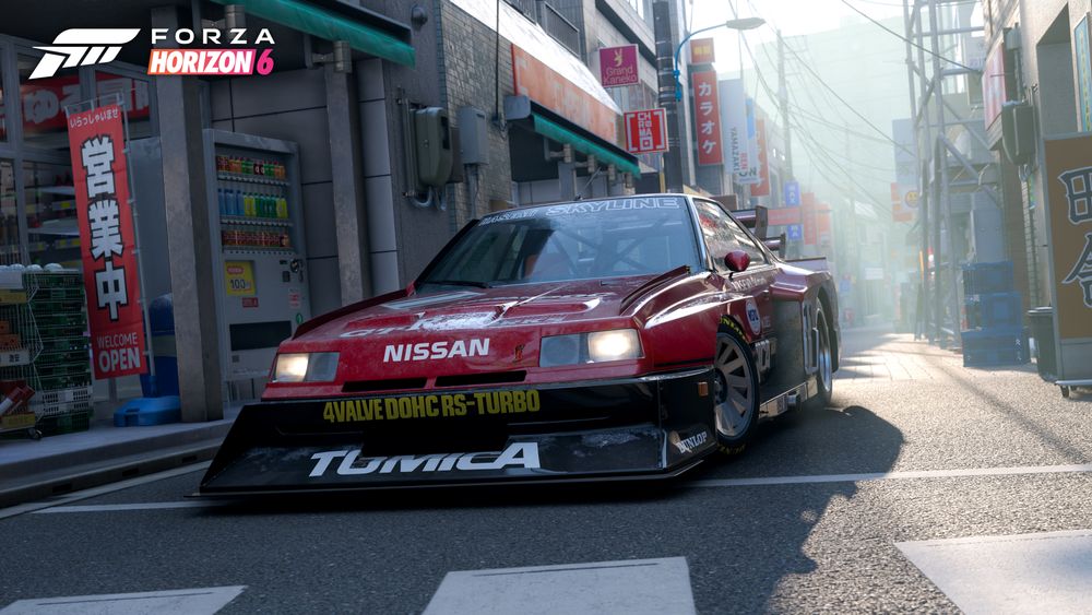 路地裏に佇むNISSAN Silvia。「営業中」の看板が見える日本の街並みとレースカーの組み合わせがFH6らしい